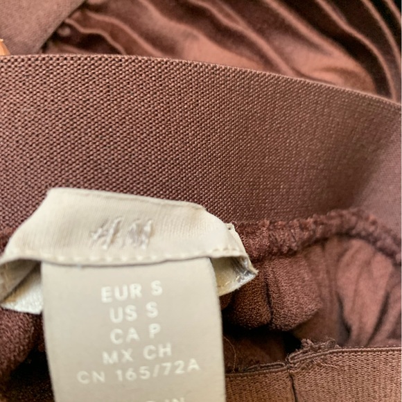 H&M Skirt - Picture 2 of 3